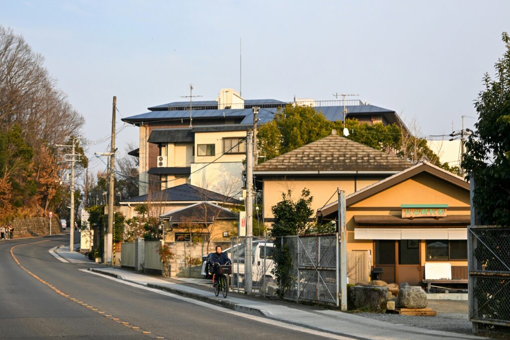 日本の住まいと生活環境を整える様子